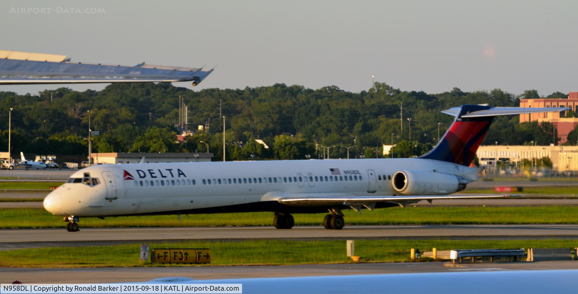 N958DL, 1990 McDonnell Douglas MD-88 C/N 49977, Taxi Atlanta