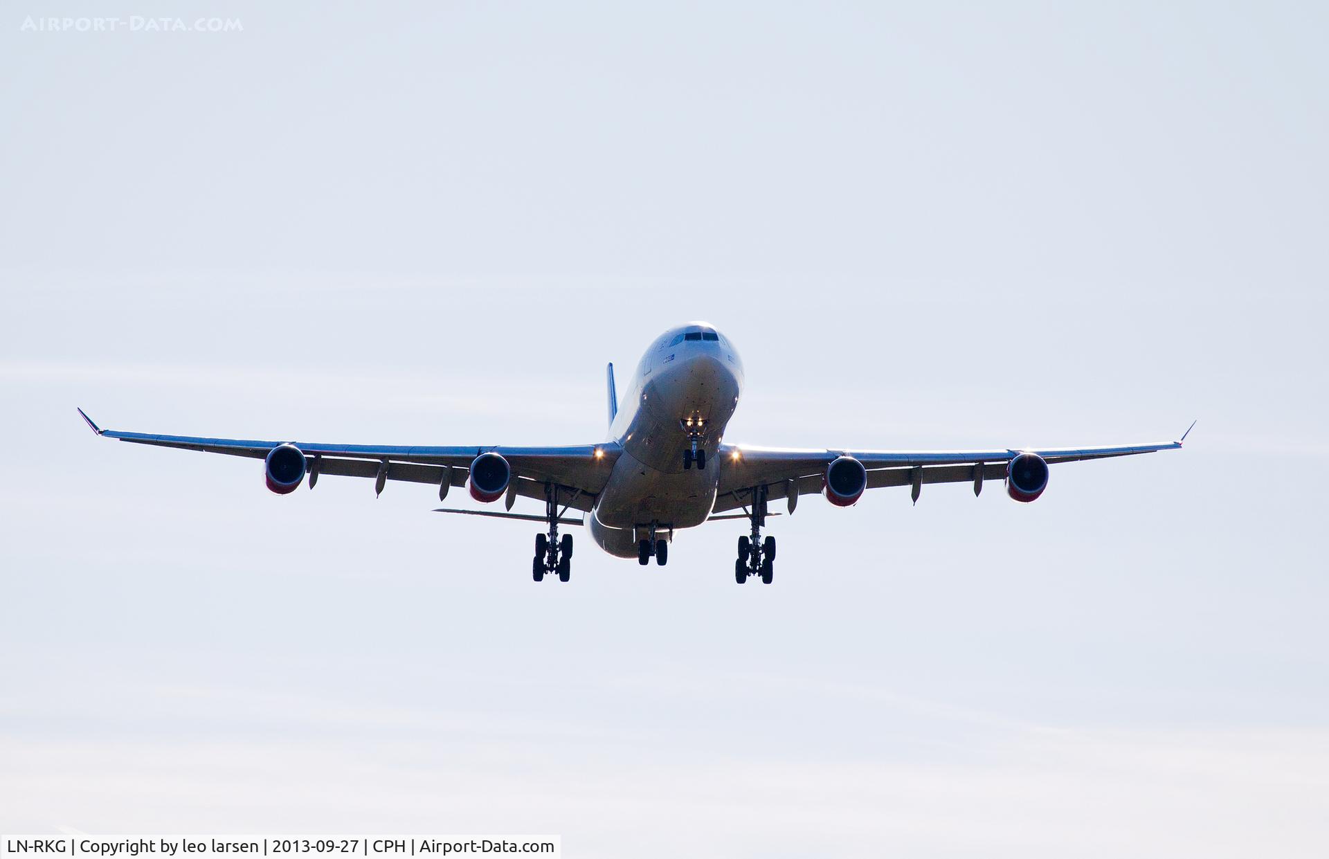 LN-RKG, 2001 Airbus A340-313X C/N 424, Copenhagen 27.9.13