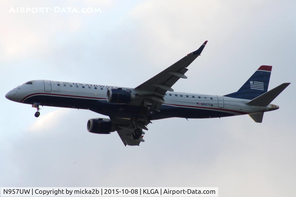 N957UW, 2008 Embraer ERJ-190-100 IGW 190AR C/N 19000161, Landing