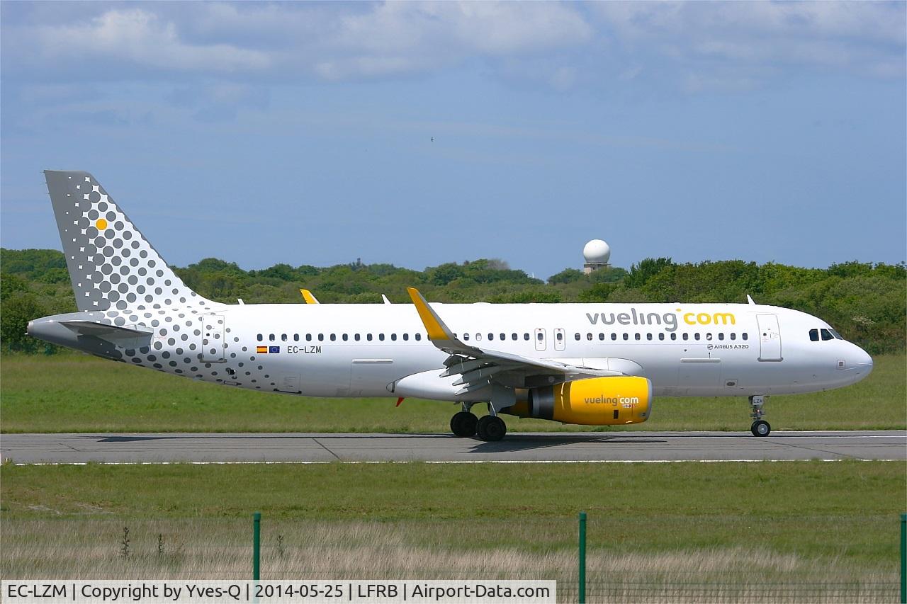 EC-LZM, 2013 Airbus A320-232 C/N 5877, Airbus A320-232, Taxiing to boarding area, Brest-Bretagne airport (LFRB-BES)