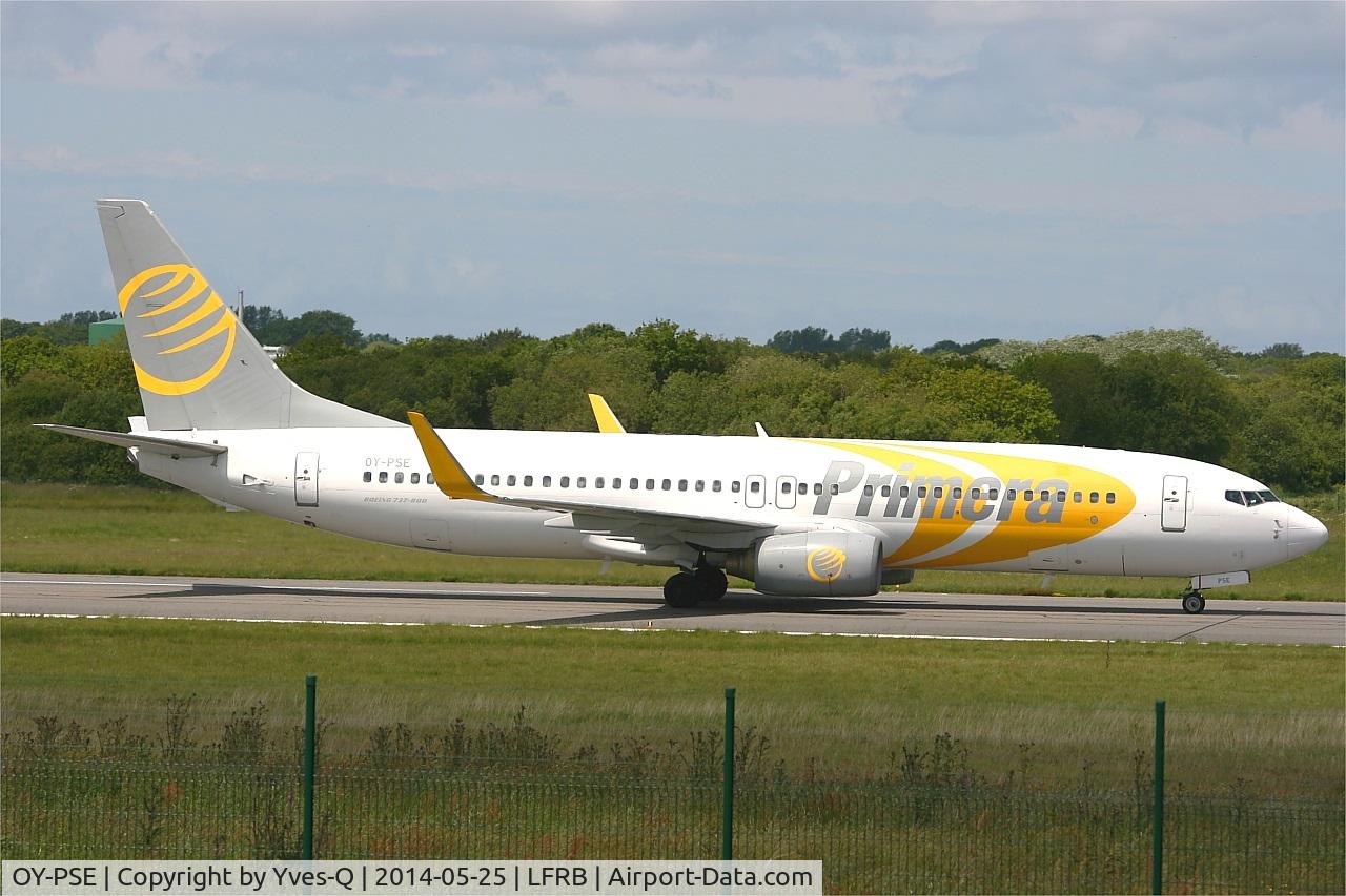 OY-PSE, 2000 Boeing 737-809 C/N 30664, Boeing 737-809, Taxiing to boarding area, Brest-Bretagne Airport (LFRB-BES)