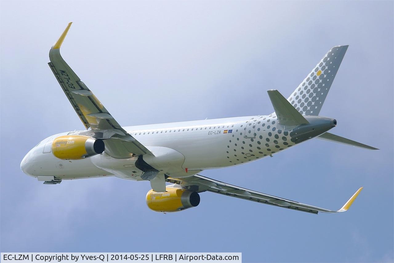 EC-LZM, 2013 Airbus A320-232 C/N 5877, Airbus A320-232, Take-off rwy 25L, Brest-Bretagne airport (LFRB-BES)