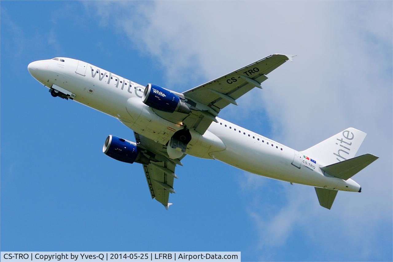 CS-TRO, 1995 Airbus A320-214 C/N 548, Airbus A320-214, Take off rwy 25L, Brest-Bretagne airport (LFRB-BES)
