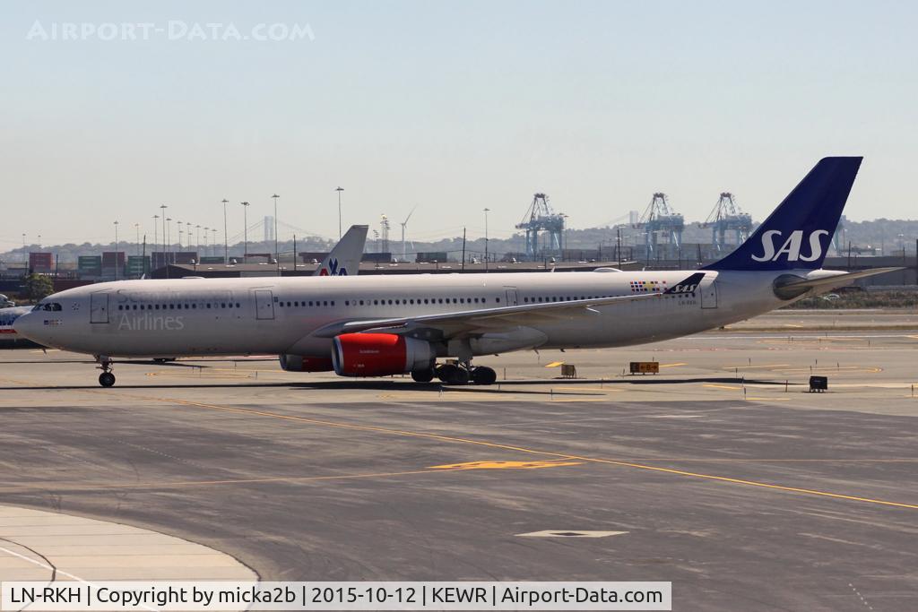 LN-RKH, 2002 Airbus A330-343 C/N 497, Taxiing
