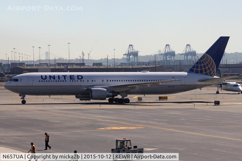 N657UA, 1993 Boeing 767-322 C/N 27112, Taxiing