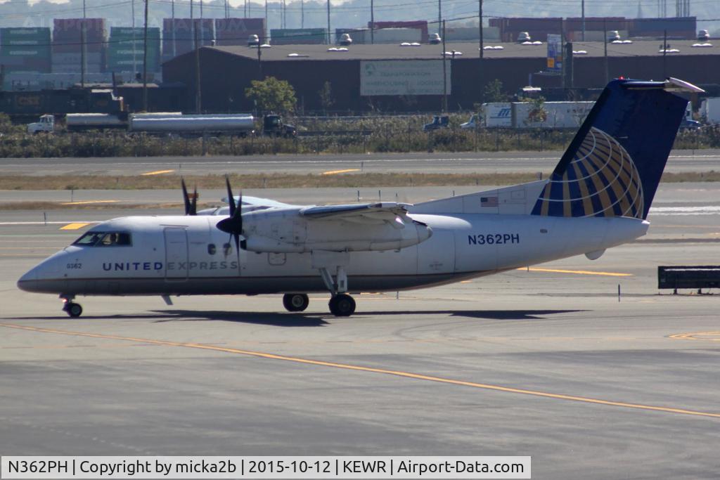 N362PH, 1998 Bombardier DHC-8-202 Dash 8 C/N 518, Taxiing