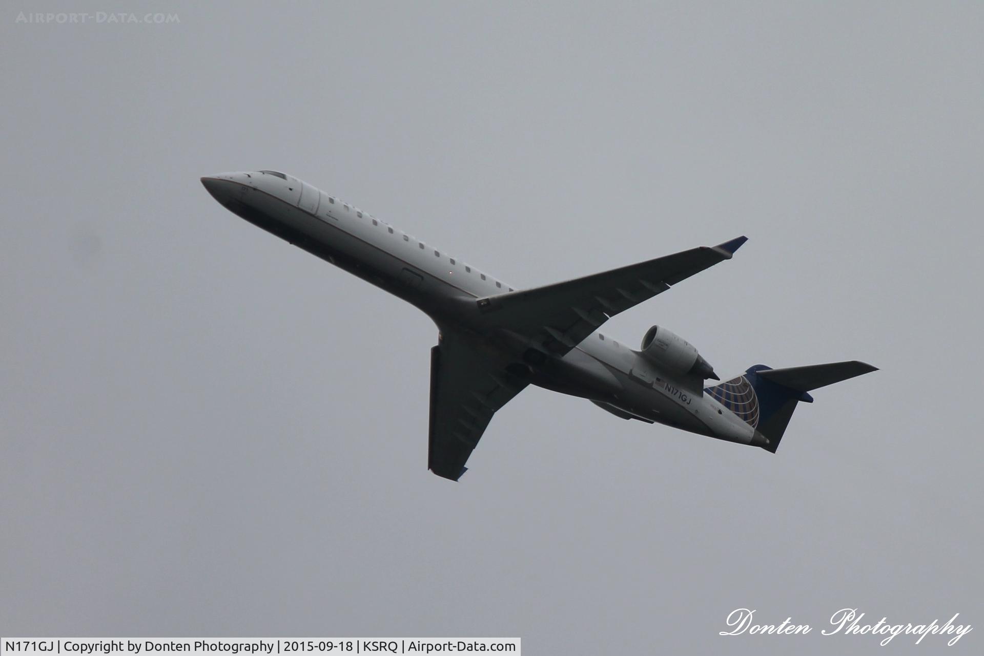 N171GJ, Bombardier CRJ-702ER NG (CL-600-2C10) Regional Jet C/N 10282, United Flight 3643 operated by GoJet (N171GJ) departs Sarasota-Bradenton International Airport enroute to Chicago-O'Hare International Airport