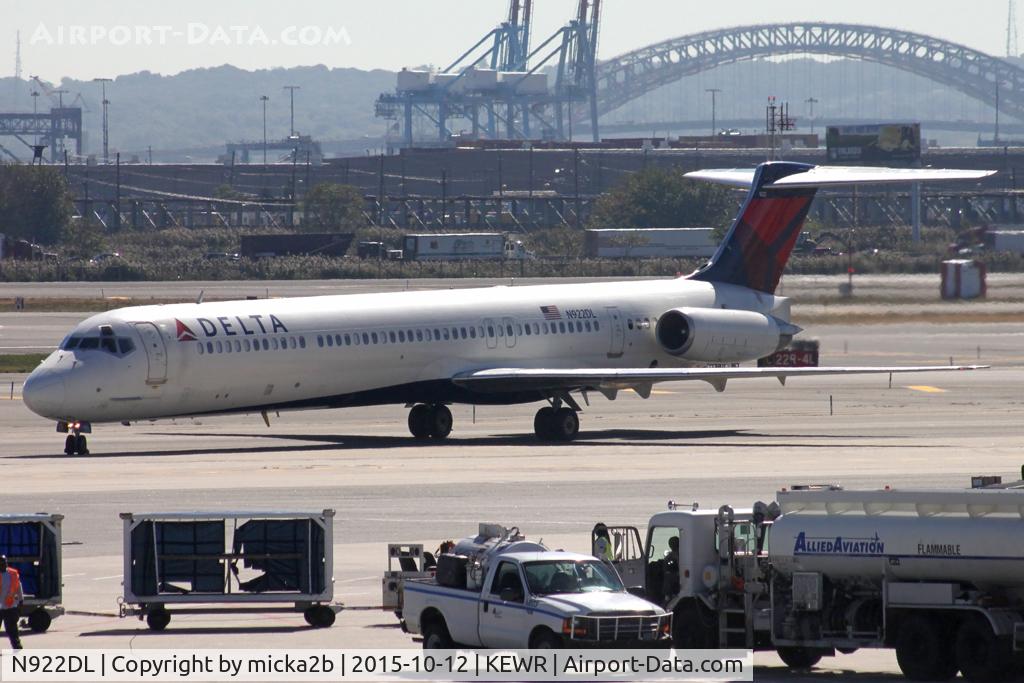 N922DL, 1988 McDonnell Douglas MD-88 C/N 49646, Taxiing