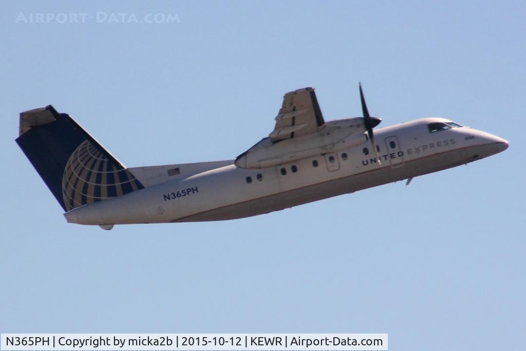N365PH, 1998 De Havilland Canada DHC-8-202Q Dash 8 C/N 526, Take off