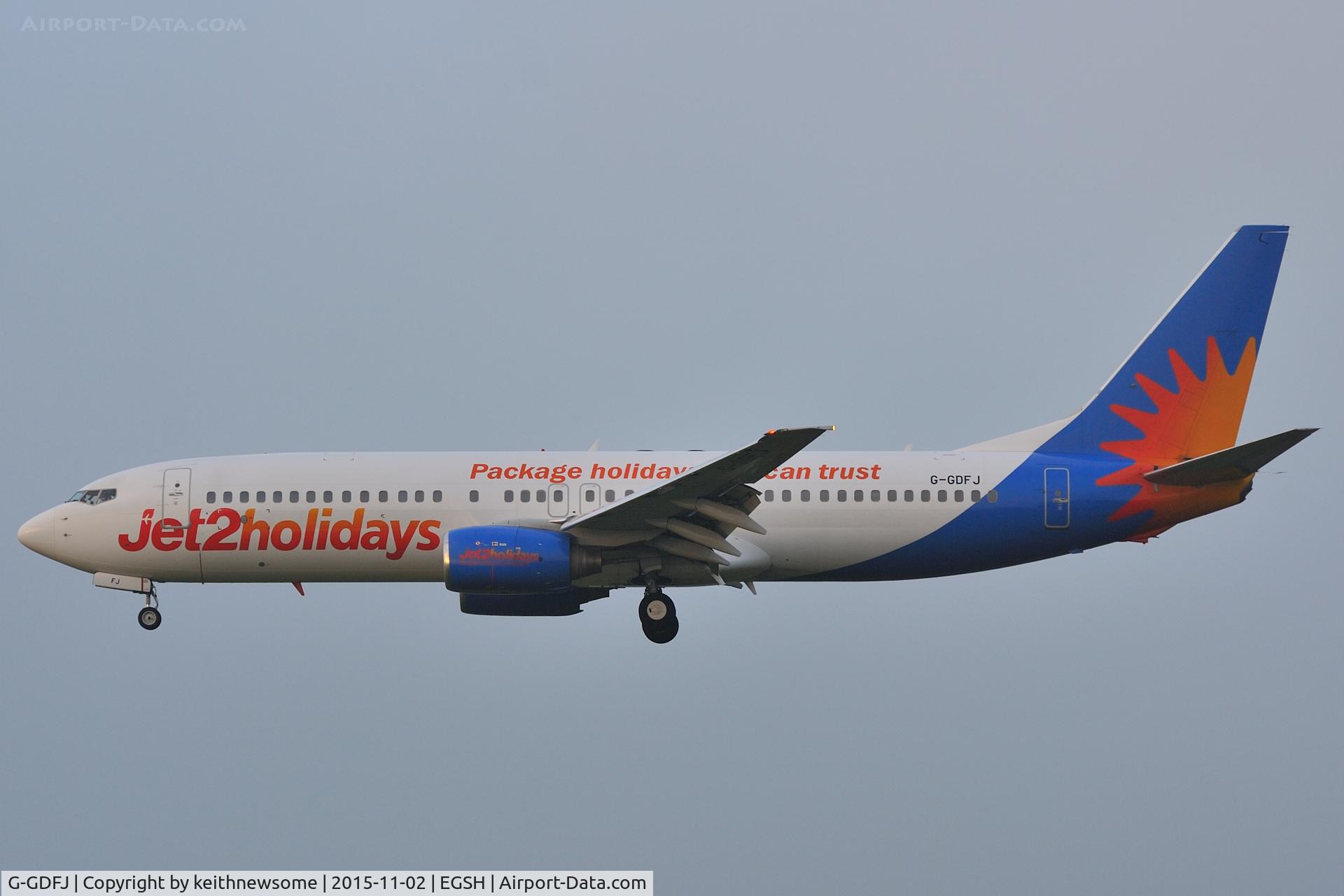 G-GDFJ, 2000 Boeing 737-804 C/N 28229, Misty landing to runway 27.