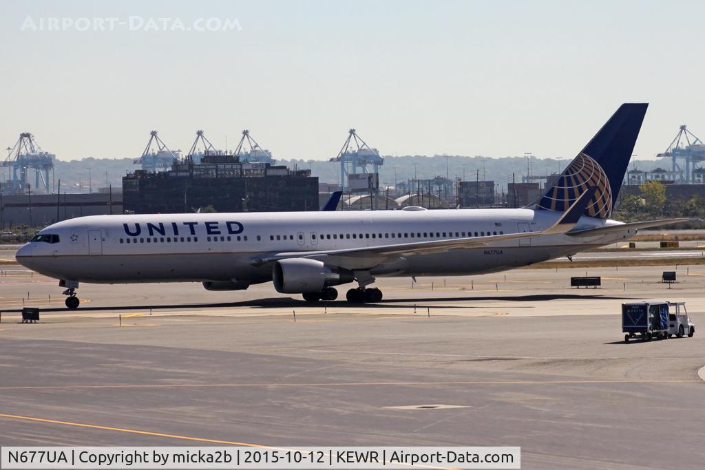 N677UA, 2001 Boeing 767-322 C/N 30029, Taxiing