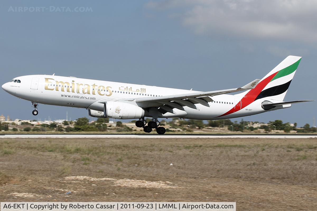 A6-EKT, 1999 Airbus A330-243 C/N 293, Runway 31
