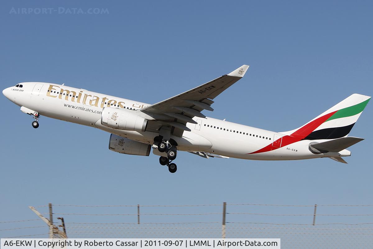 A6-EKW, 1999 Airbus A330-243 C/N 316, Runway 31