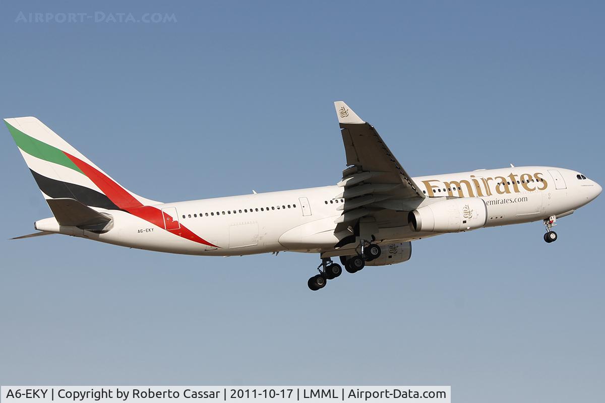 A6-EKY, 2000 Airbus A330-243 C/N 328, Runway 13