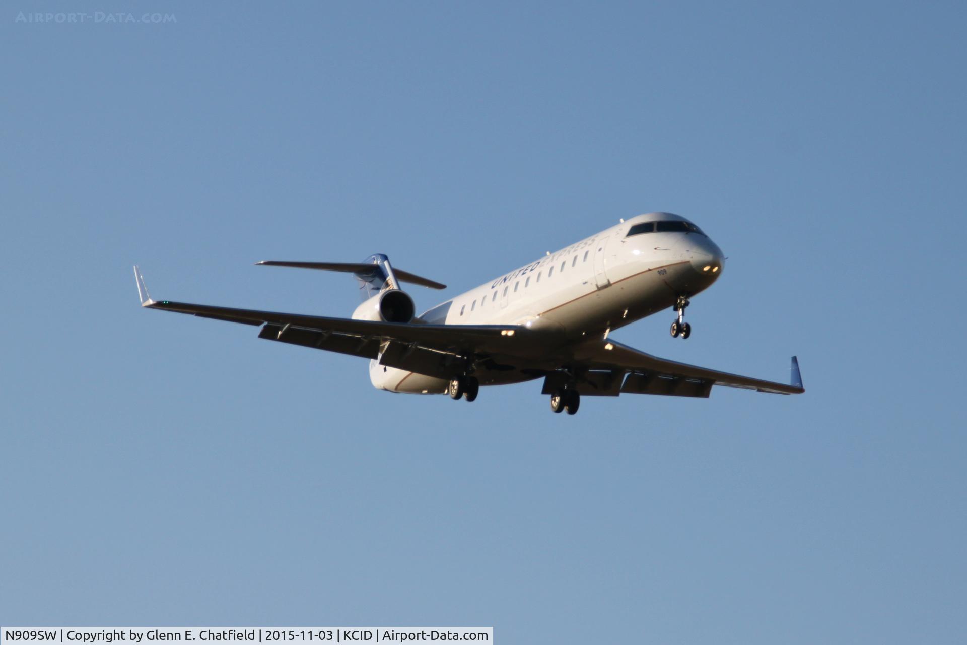N909SW, 2001 Bombardier CRJ-200LR (CL-600-2B19) C/N 7558, Final approach to Runway 9