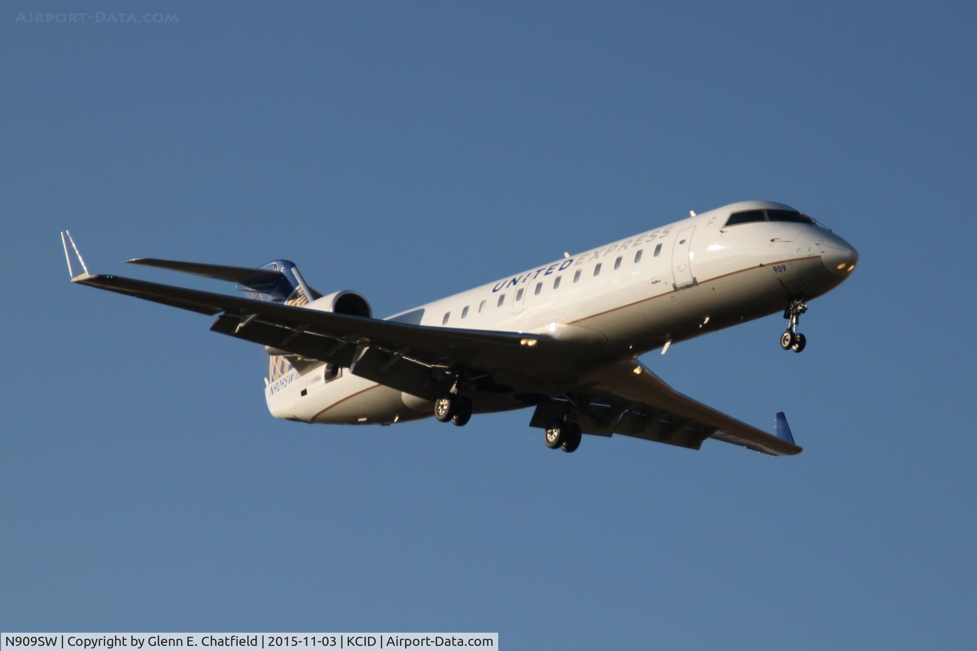 N909SW, 2001 Bombardier CRJ-200LR (CL-600-2B19) C/N 7558, Final approach to Runway 9