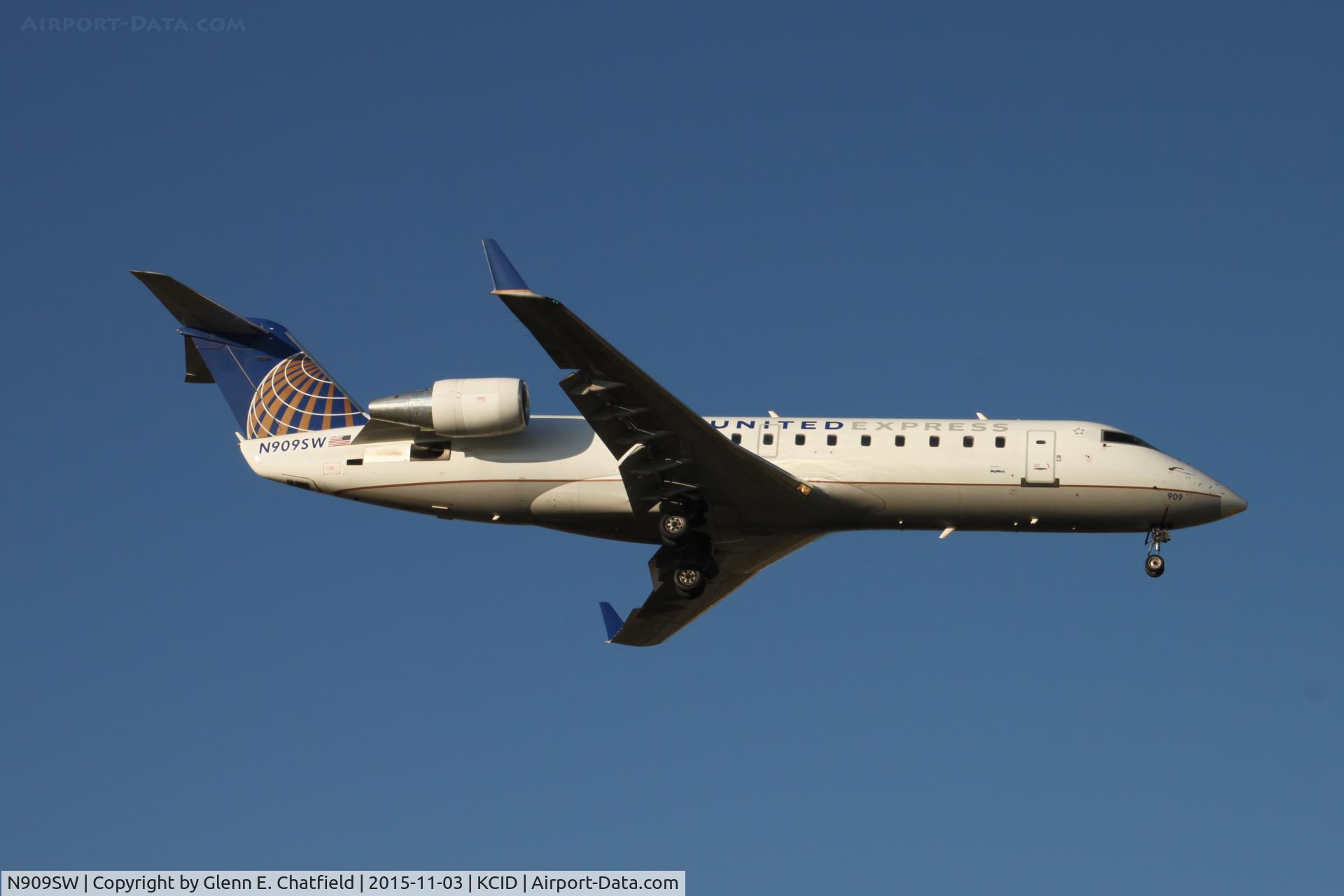 N909SW, 2001 Bombardier CRJ-200LR (CL-600-2B19) C/N 7558, On final approach to Runway 9
