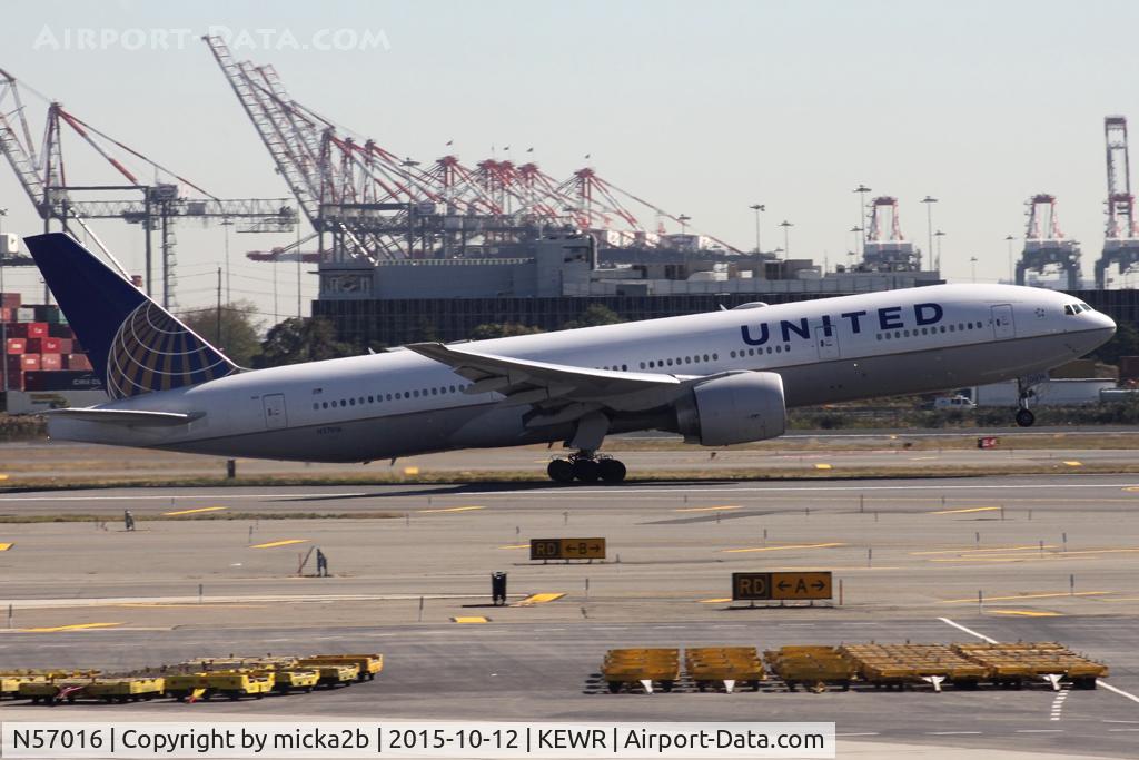 N57016, 2000 Boeing 777-224 C/N 28679, Take off
