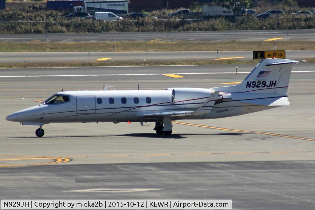 N929JH, 1997 Learjet Inc 31A C/N 132, Taxiing