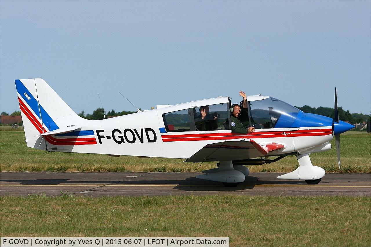 F-GOVD, Robin DR-400-180 Regent Regent C/N 2106, Robin DR-400-180, Taxiing to parking area, Tours-St Symphorien Air Base 705 (LFOT-TUF) Open day 2015