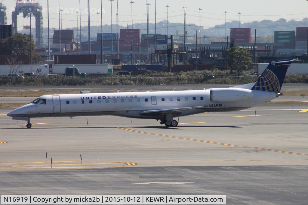 N16919, 2001 Embraer EMB-145LR C/N 145393, Taxiing