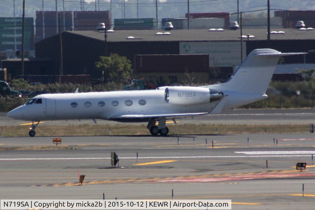 N719SA, 1990 Gulfstream Aerospace G-IV C/N 1155, Taxiing