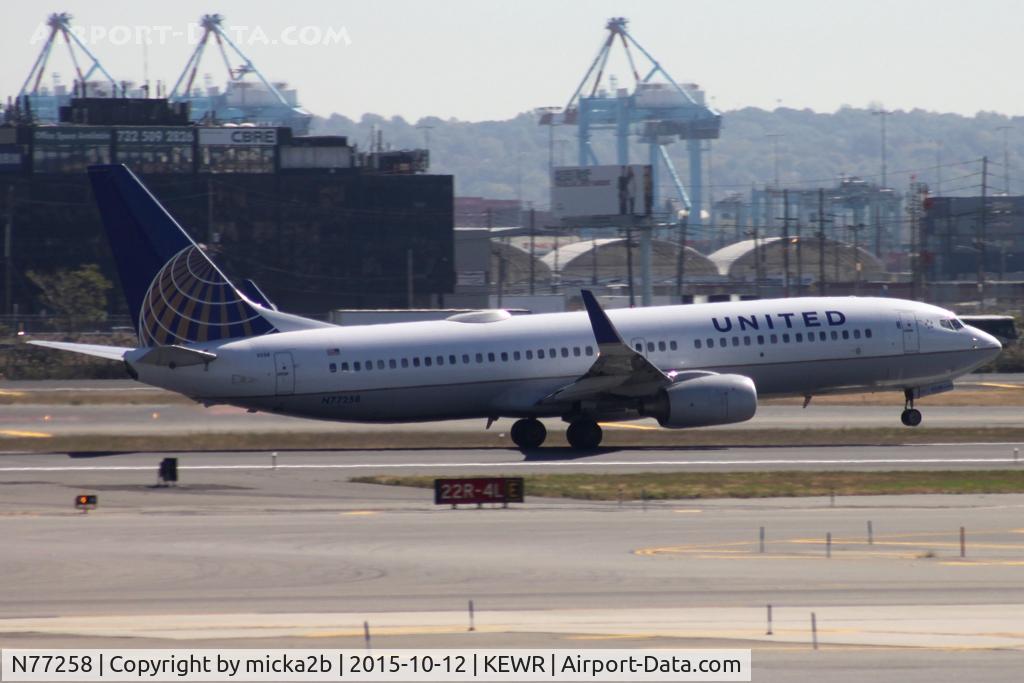 N77258, 2000 Boeing 737-824 C/N 30802, Take off