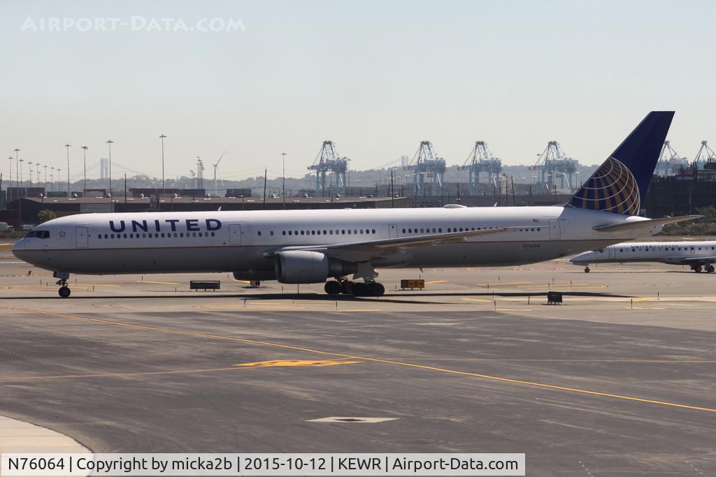 N76064, 2002 Boeing 767-424/ER C/N 29459, Taxiing