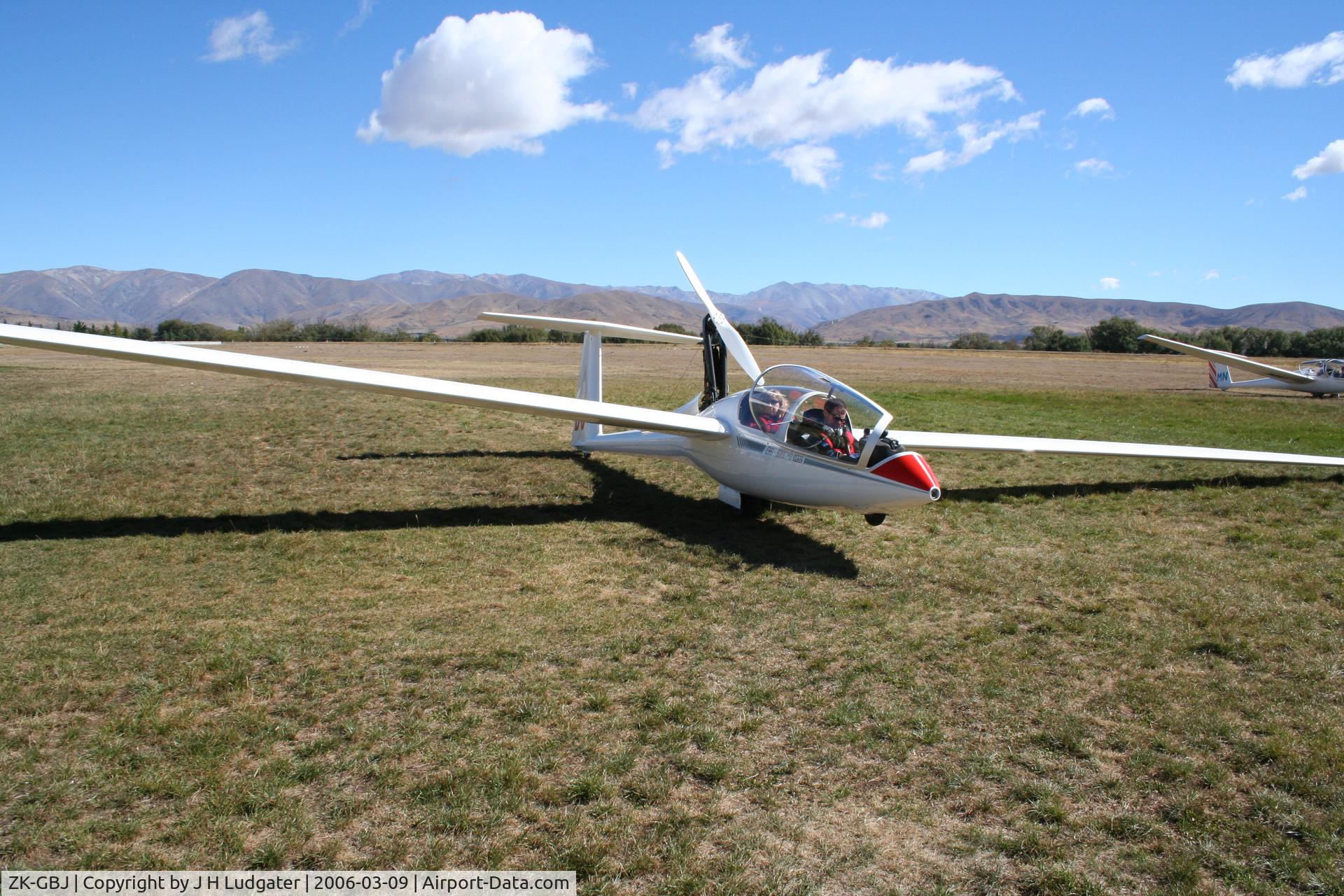 ZK-GBJ, Glaser-Dirks DG-500MB C/N 5E214B13, About to launch from Omarama New Zealand