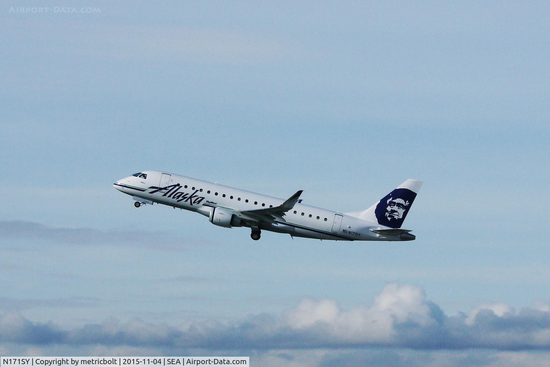 N171SY, 2015 Embraer 175LR (ERJ-170-200LR) C/N 17000485, departure from SeaTac