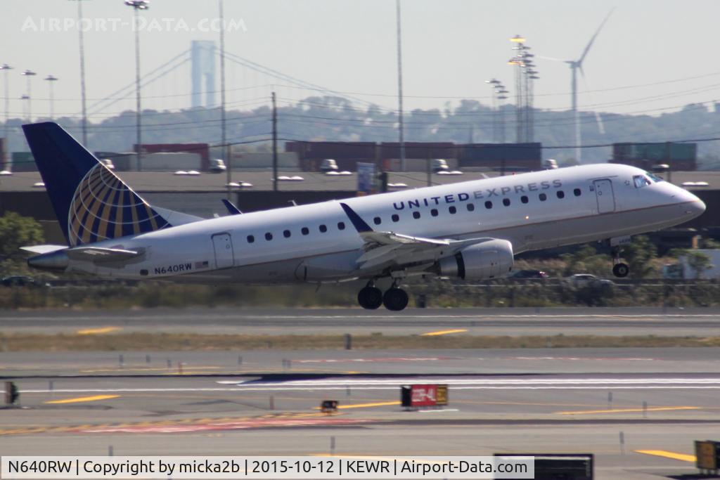 N640RW, 2004 Embraer 170SE (ERJ-170-100SE) C/N 17000058, Take off
