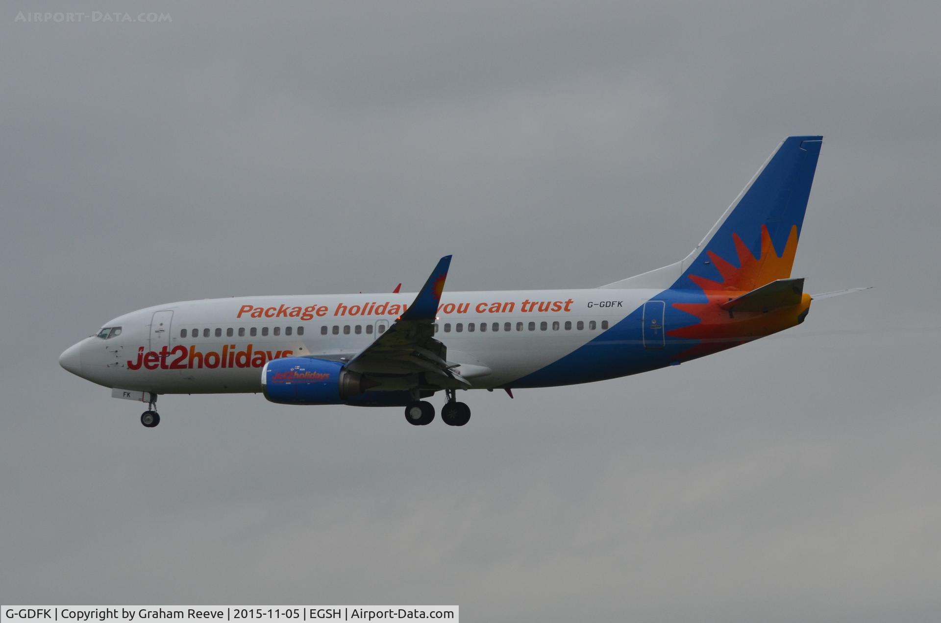 G-GDFK, 1998 Boeing 737-36N C/N 28572, About to land at Norwich.