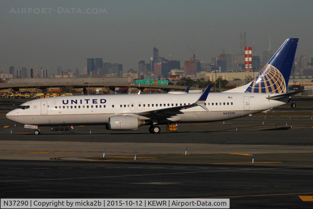 N37290, 2004 Boeing 737-824 C/N 31601, Taxiing