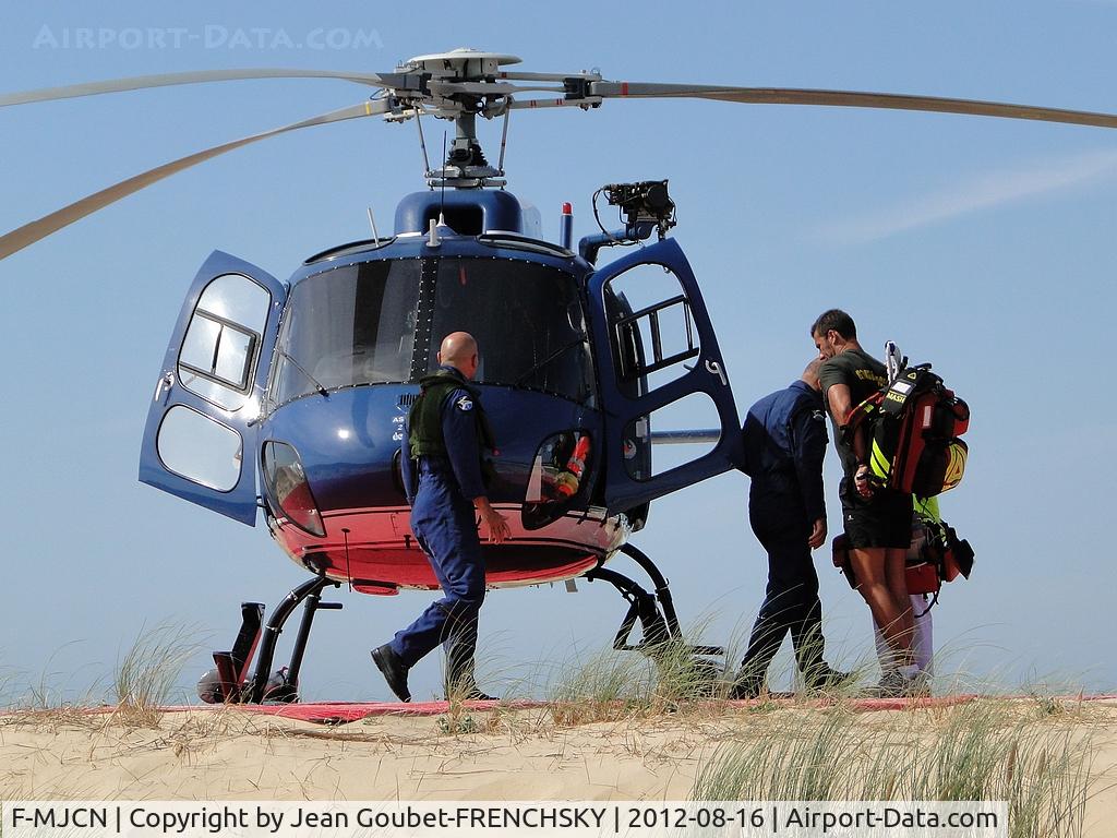 F-MJCN, Aerospatiale AS-350B Ecureuil C/N 2044, France Gendarmerie take Grand Crohot beach