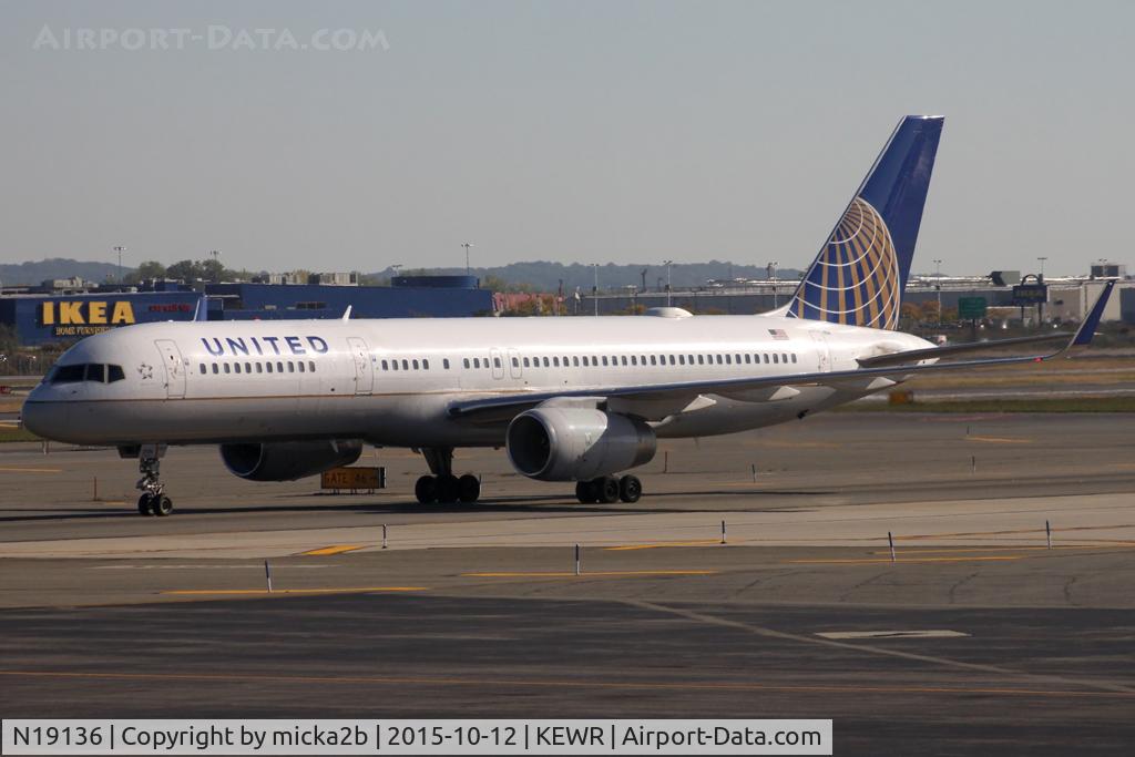 N19136, 1999 Boeing 757-224 C/N 29285, Taxiing