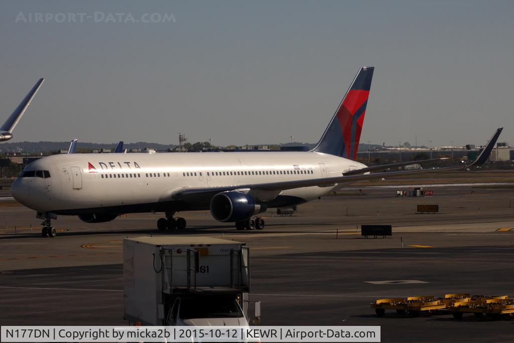 N177DN, 1991 Boeing 767-332 C/N 25122, Taxiing