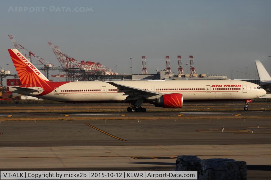 VT-ALK, 2007 Boeing 777-337/ER C/N 36309, Take off