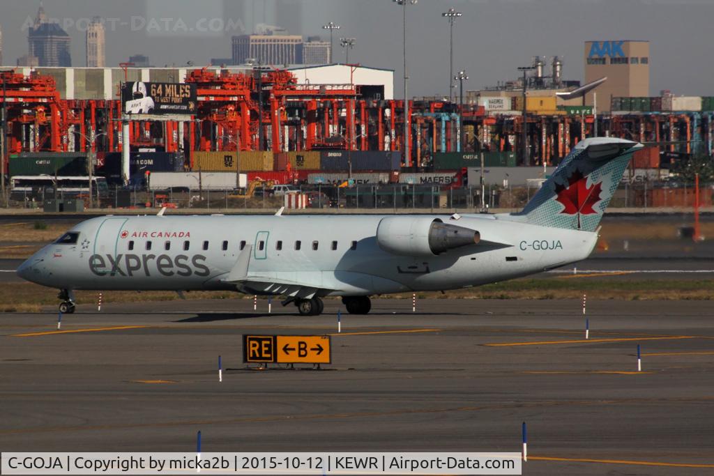 C-GOJA, 2005 Bombardier CRJ-200ER (CL-600-2B19) C/N 8009, Taxiing