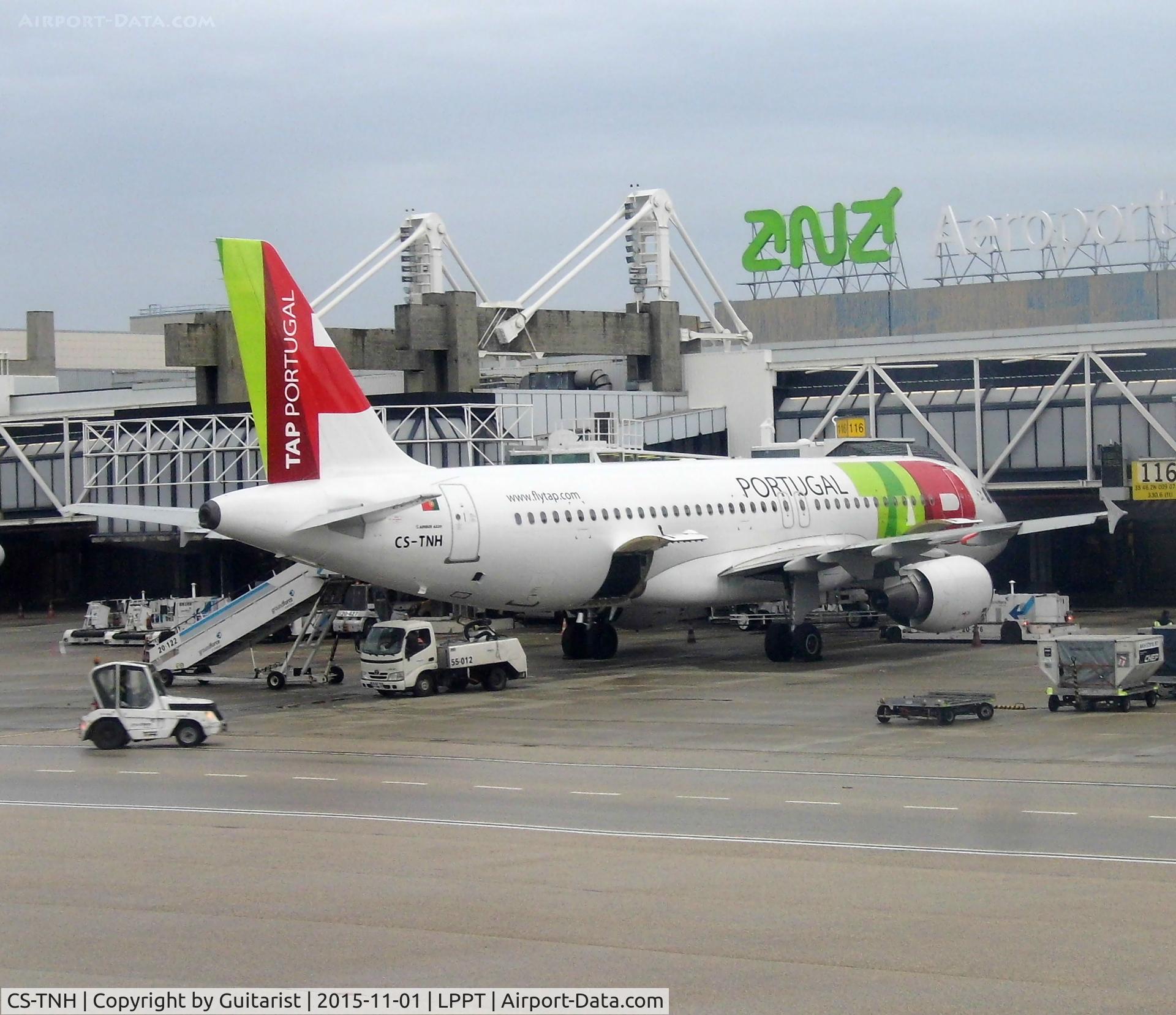 CS-TNH, 1999 Airbus A320-214 C/N 0960, At Lisbon