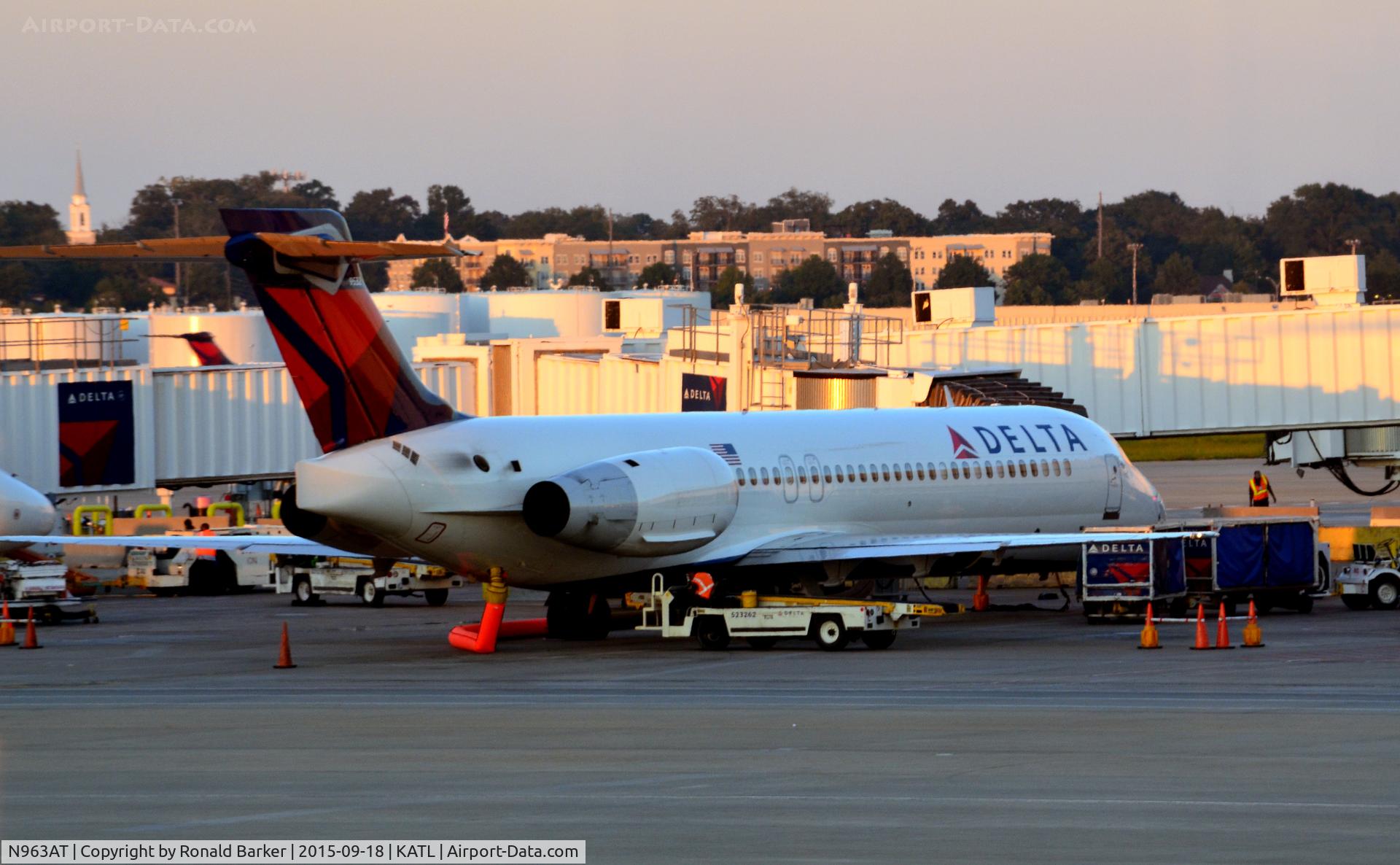 N963AT, 2001 Boeing 717-200 C/N 55024, At the gate Atlanta