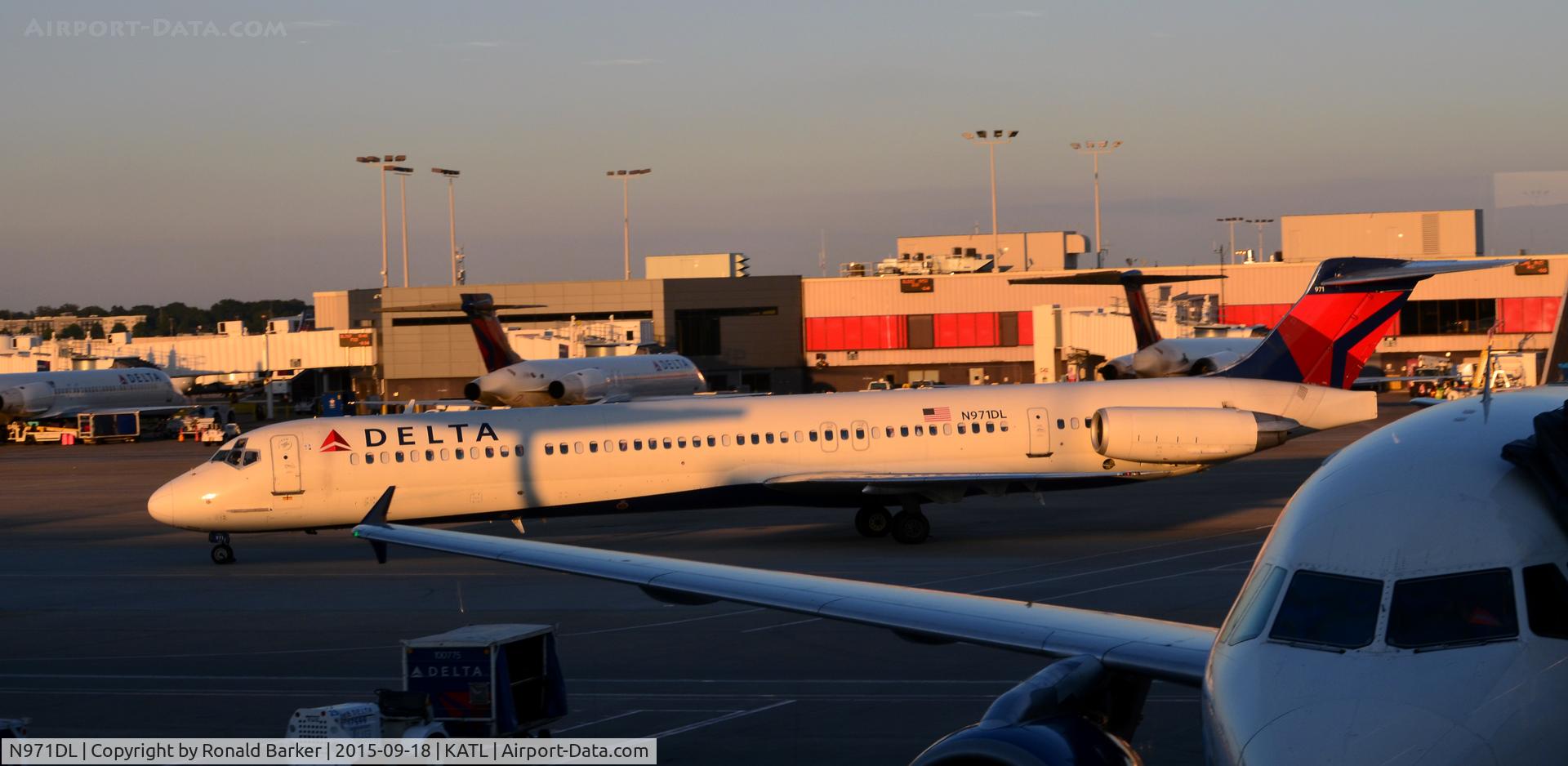 N971DL, 1991 McDonnell Douglas MD-88 C/N 53214, Taxi Atlanta