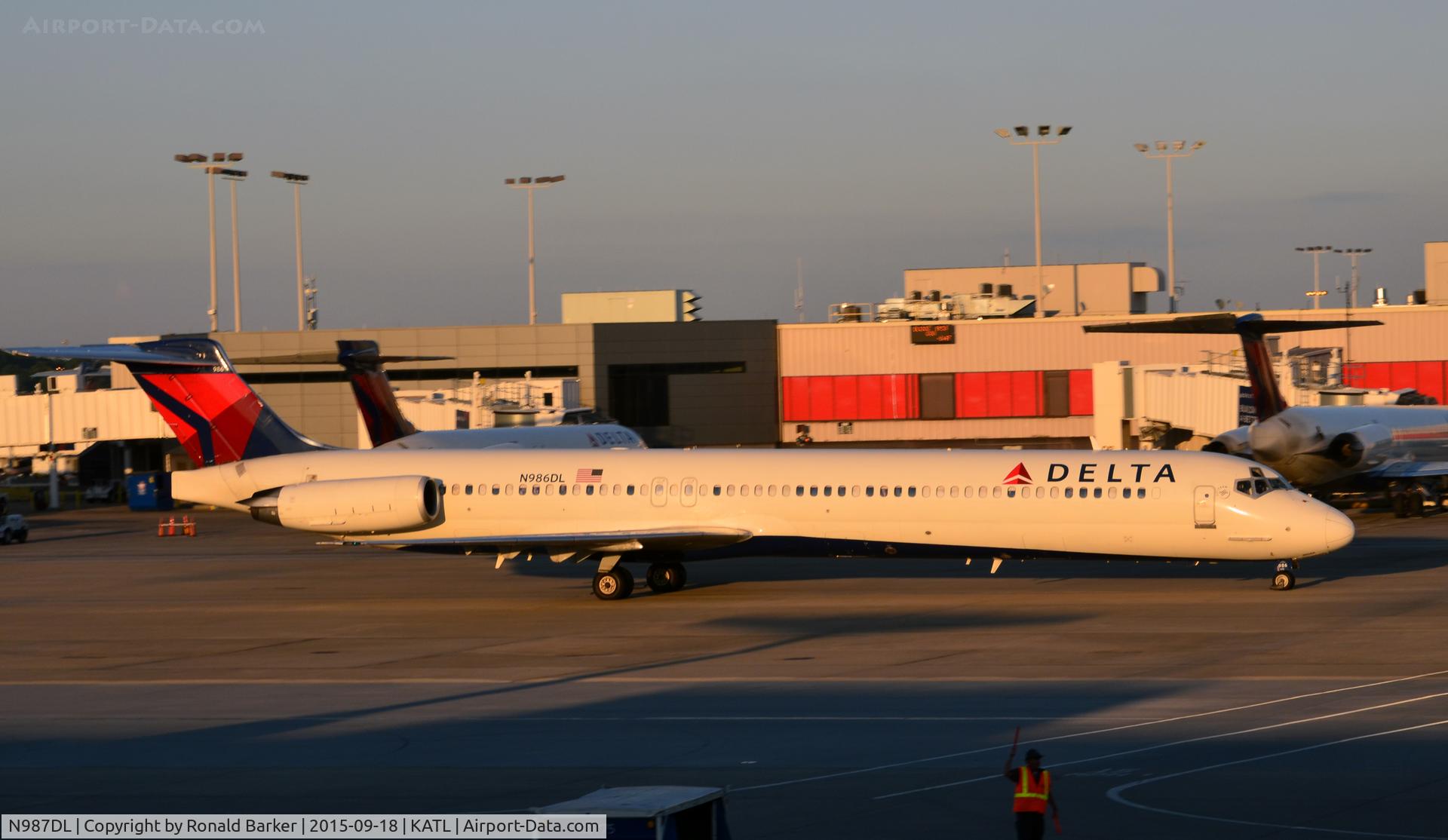 N987DL, 1991 McDonnell Douglas MD-88 C/N 53338, Taxi Atlanta