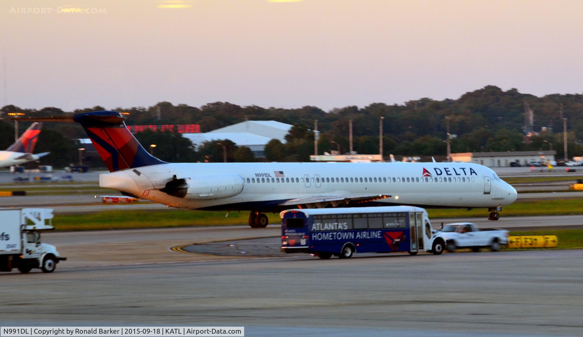 N991DL, 1991 McDonnell Douglas MD-88 C/N 53343, Taxi Atlanta