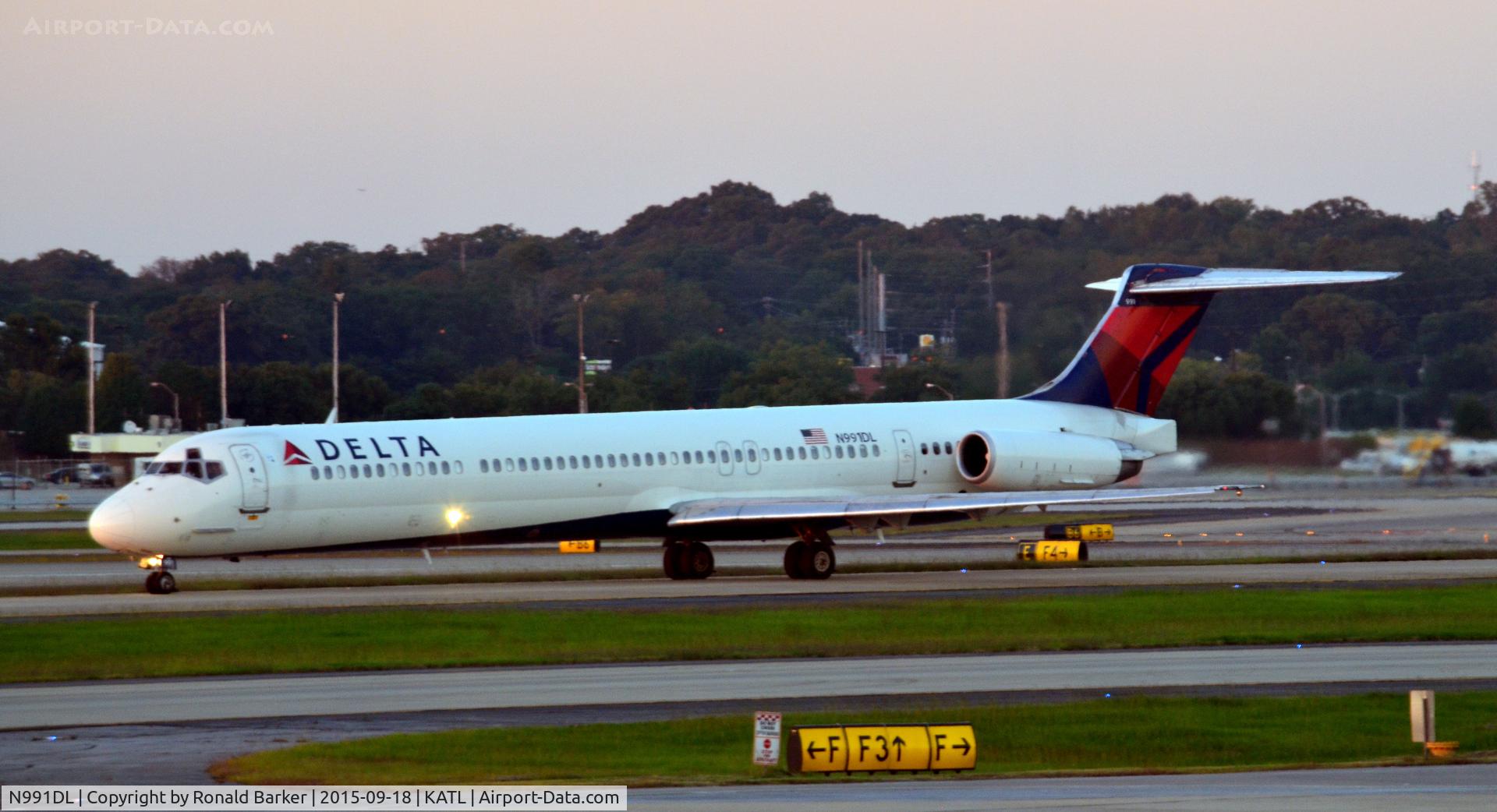 N991DL, 1991 McDonnell Douglas MD-88 C/N 53343, Taxi Atlanta