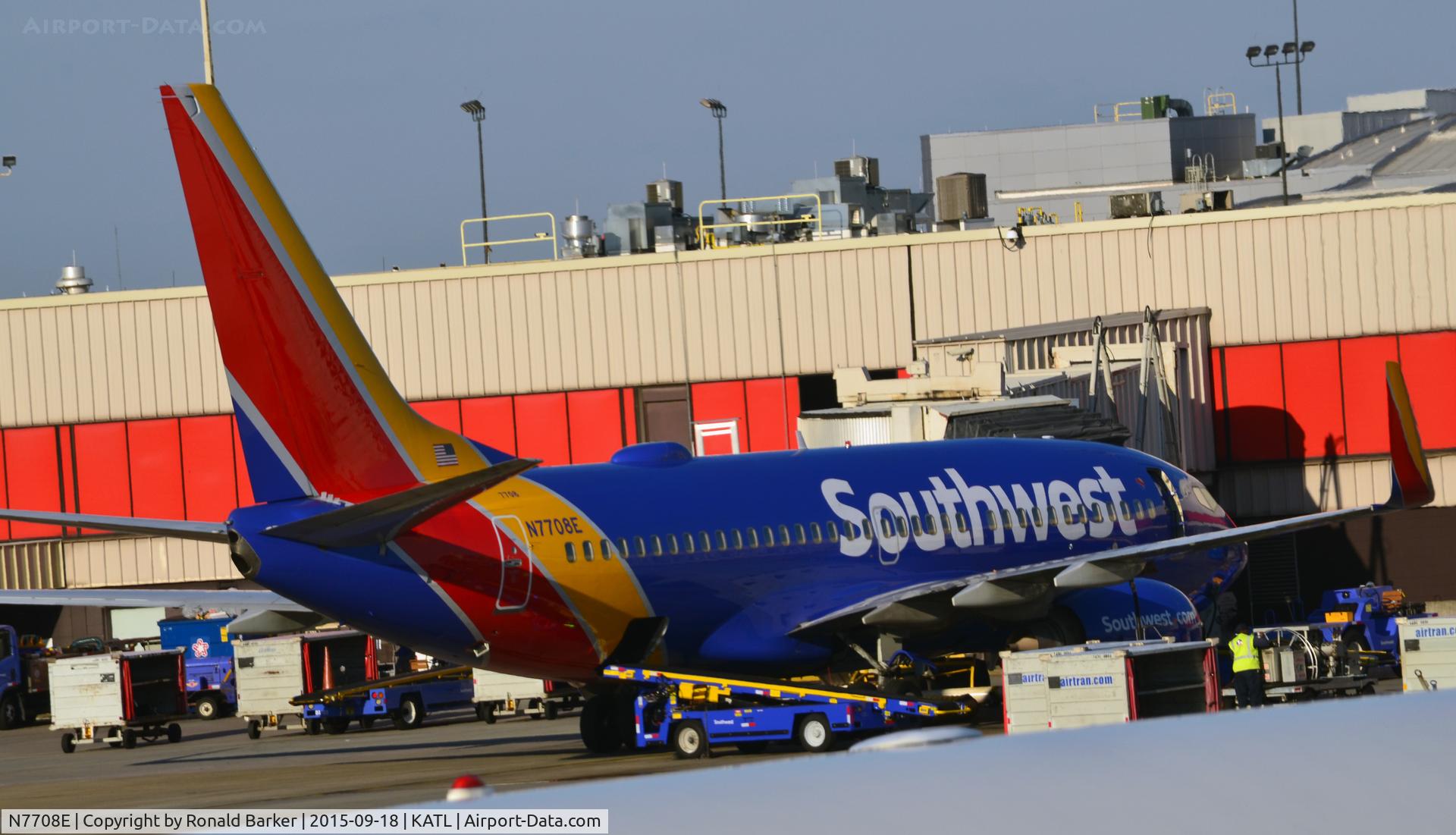 N7708E, 2004 Boeing 737-76N C/N 32652, At the gate Atlanta