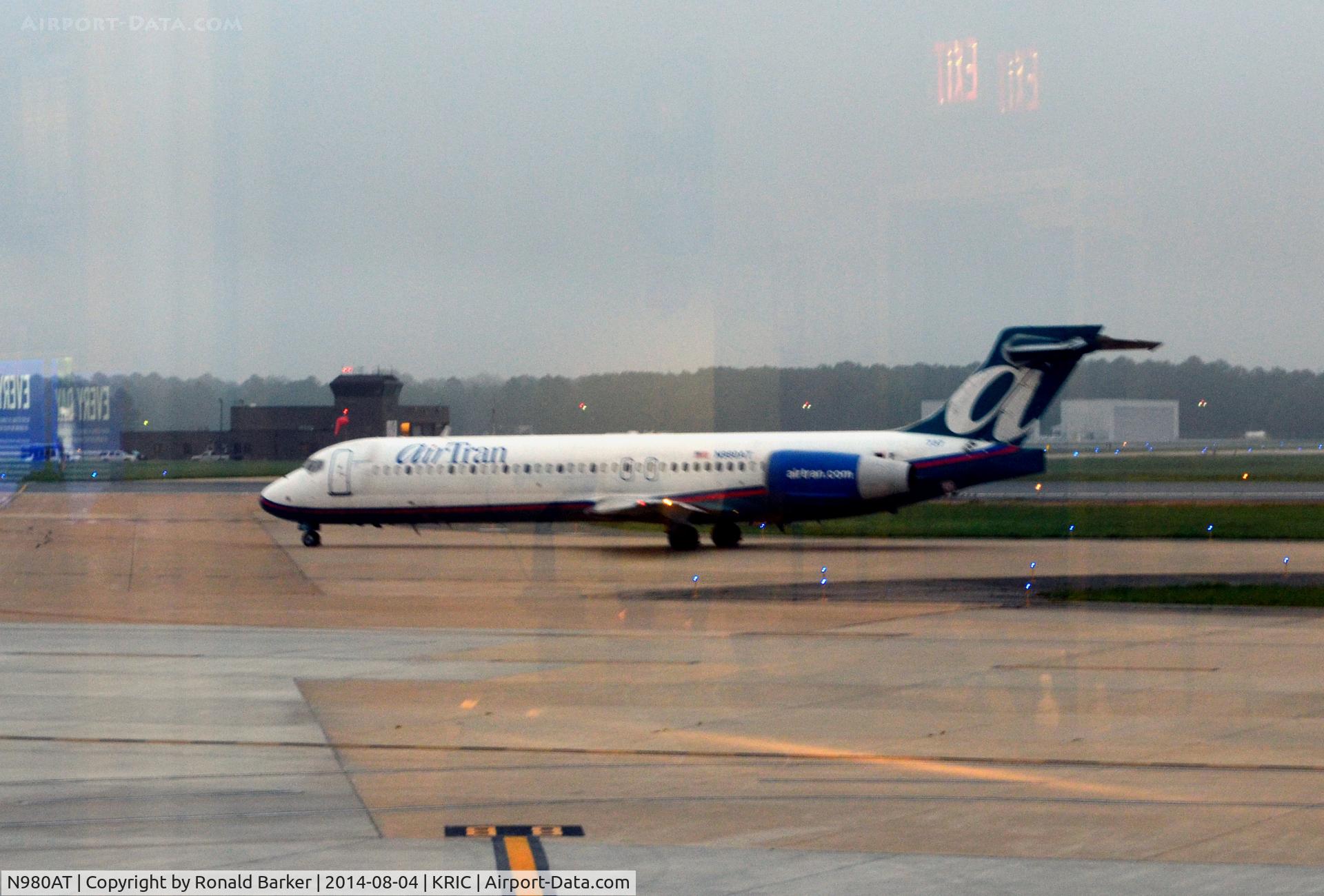 N980AT, 2002 Boeing 717-200 C/N 55039, Taxi Richmond