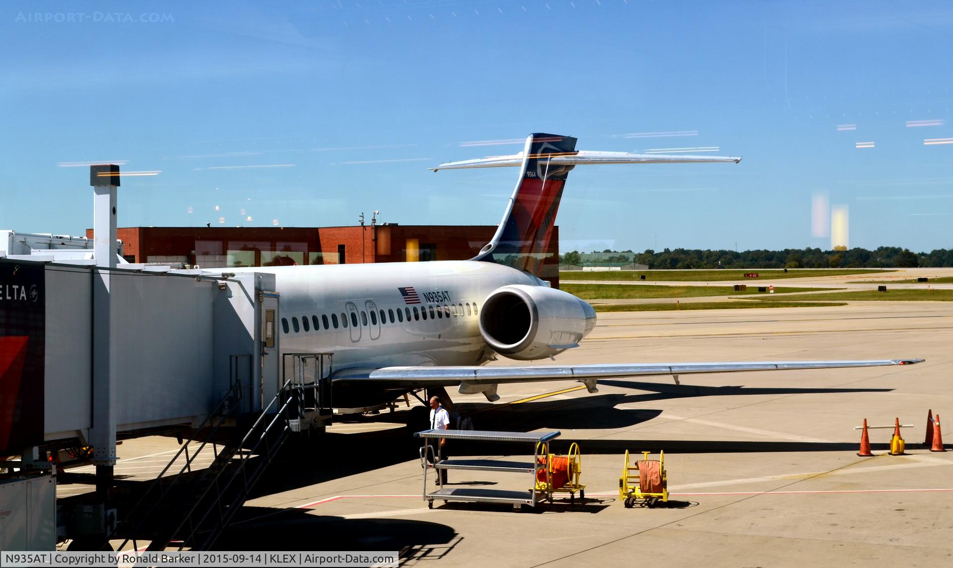 N935AT, 2000 Boeing 717-200 C/N 55069, At the gate Lexington