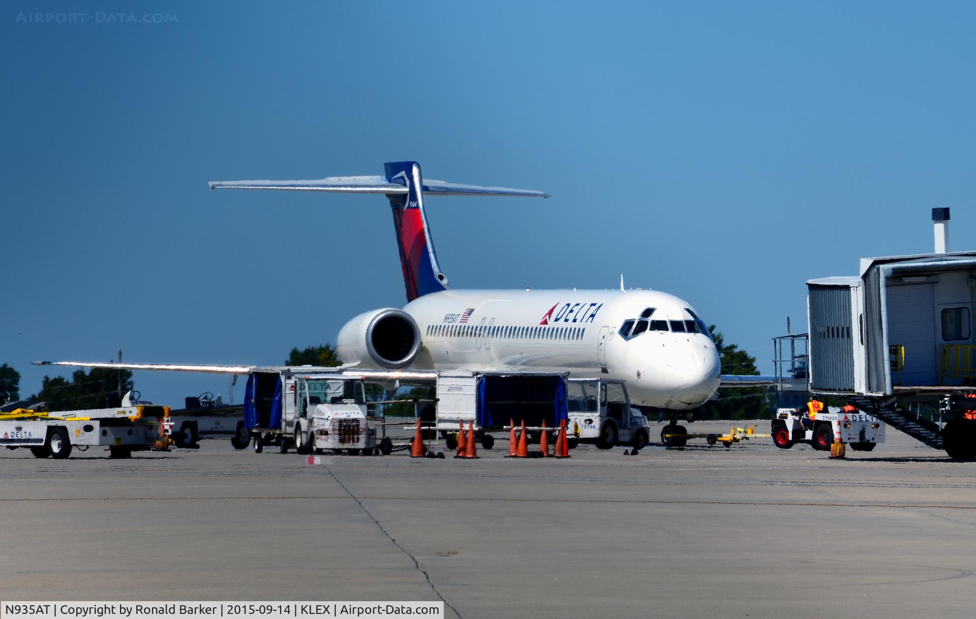 N935AT, 2000 Boeing 717-200 C/N 55069, At the gate Lexington