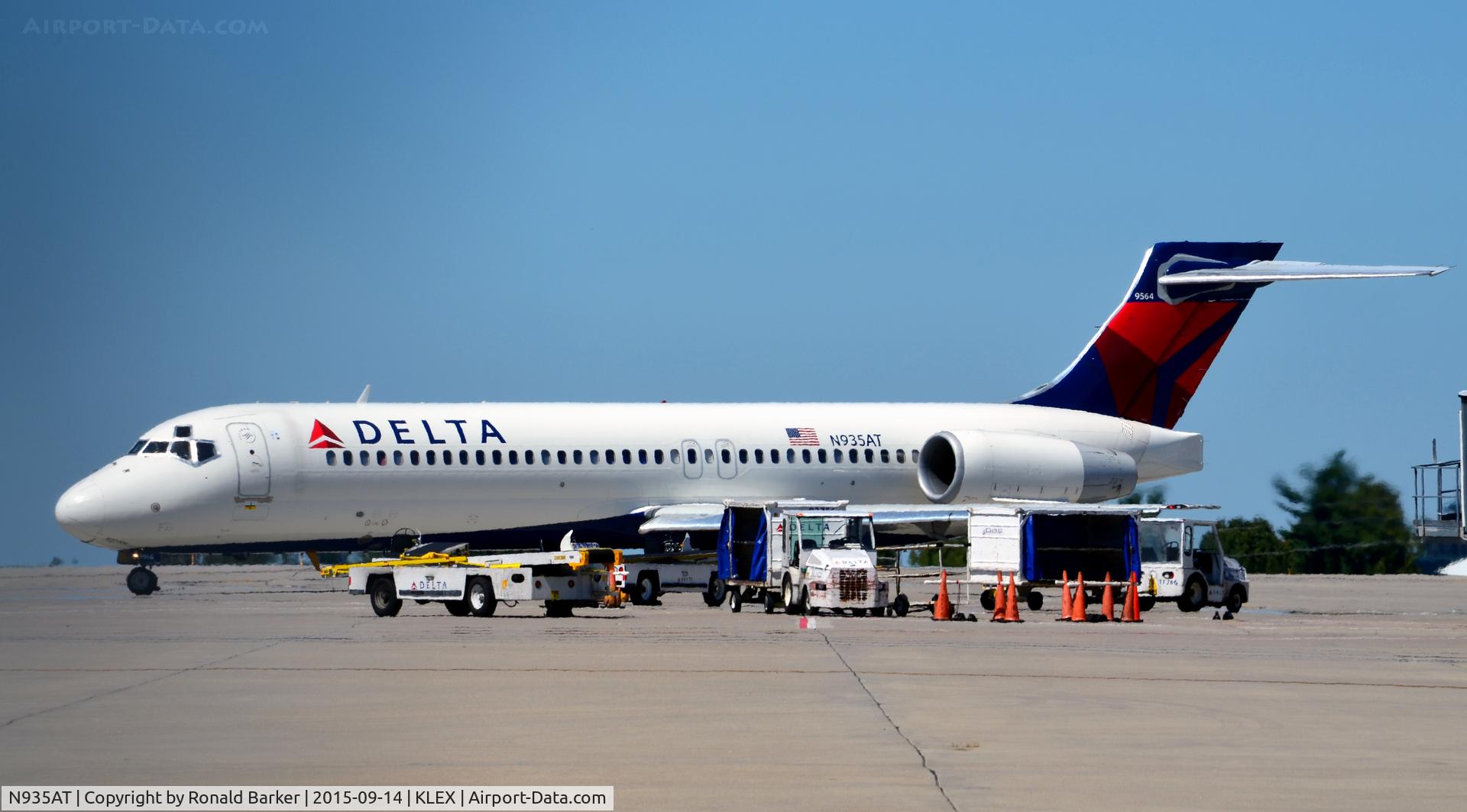 N935AT, 2000 Boeing 717-200 C/N 55069, Pushback Lexington