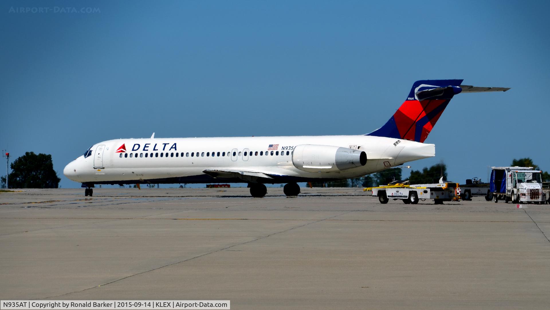 N935AT, 2000 Boeing 717-200 C/N 55069, Taxi Lexington